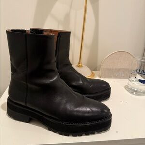 Alias Mae black Chelsea boots size 7